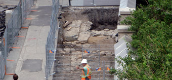 Vue en plongée des vestiges de la première église Notre-Dame, dont la construction est terminée en 1678.